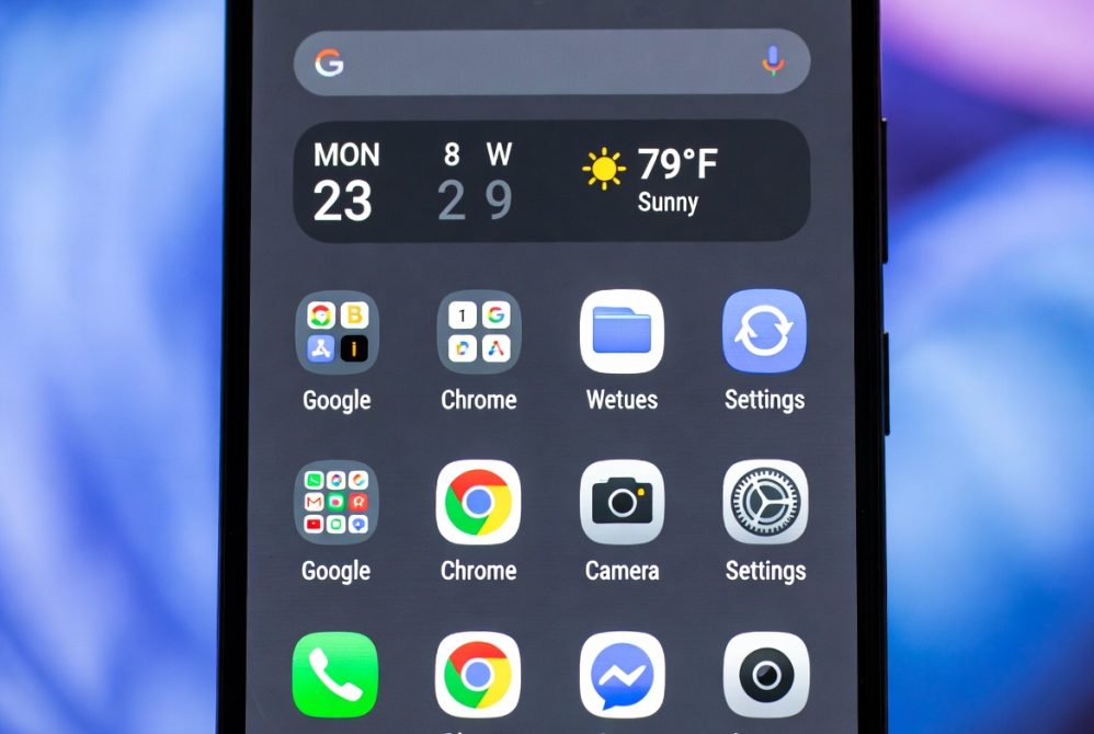 Customizing Android home screen with widgets and apps layout